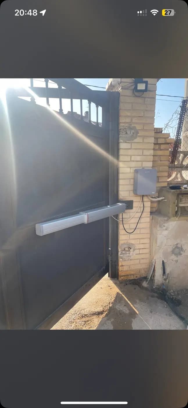 Automatismo lineal instalado en portón metálico