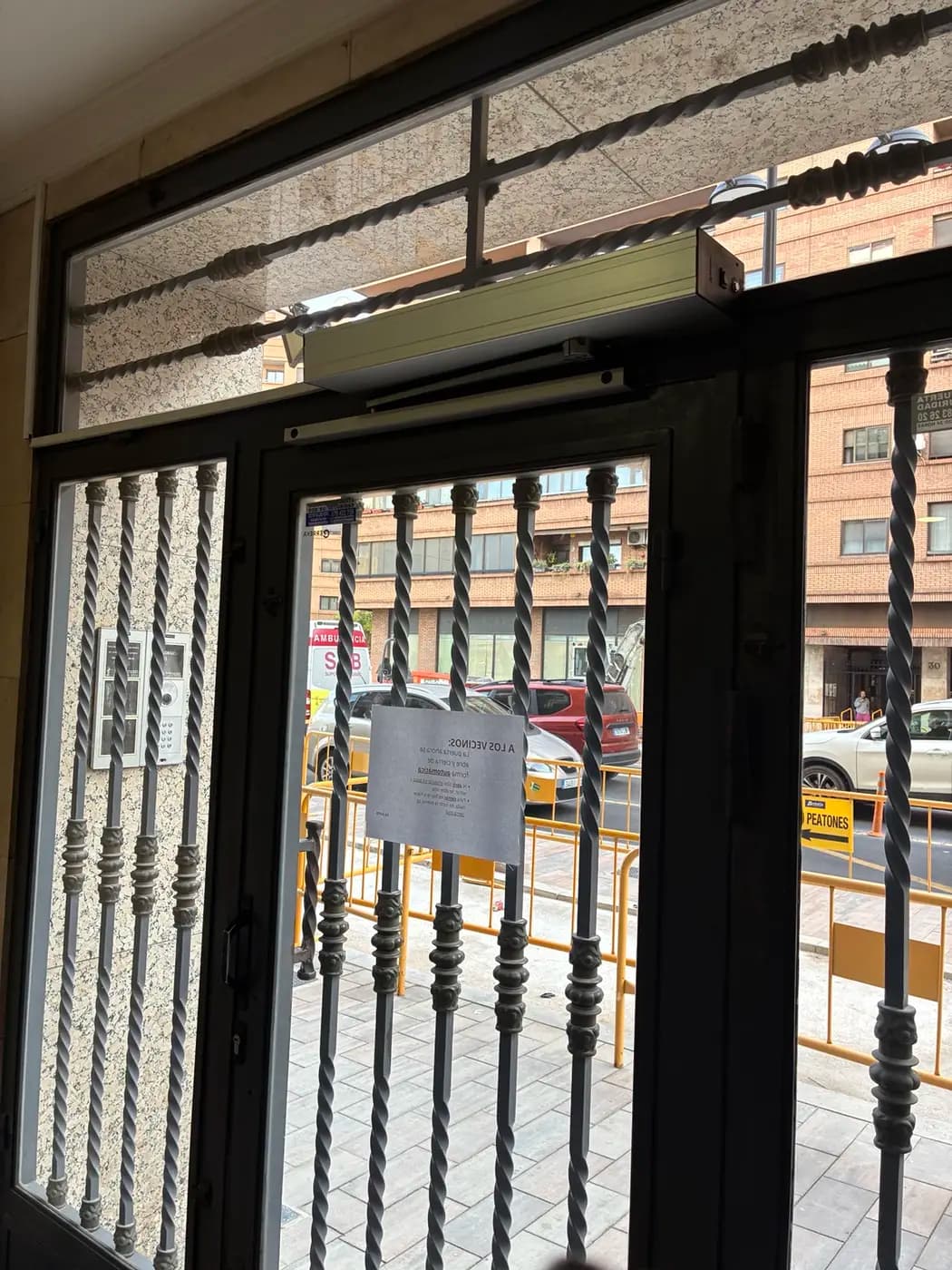 Puerta comunitaria metálica con cristal