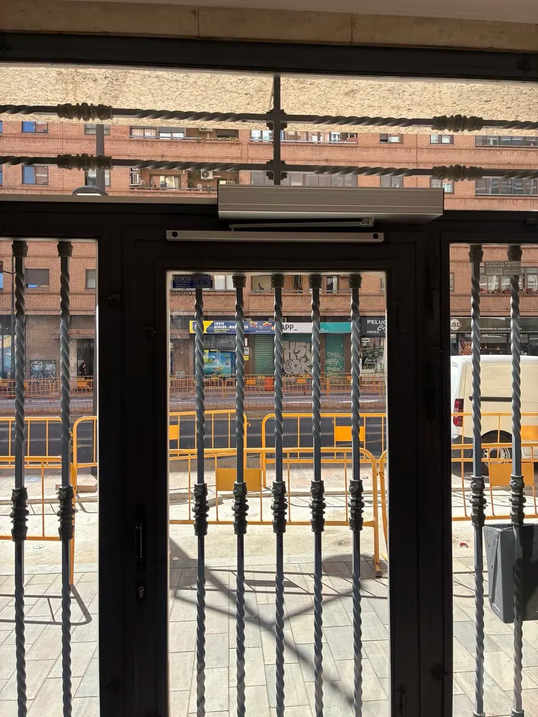 Puerta metálica comunitaria negra