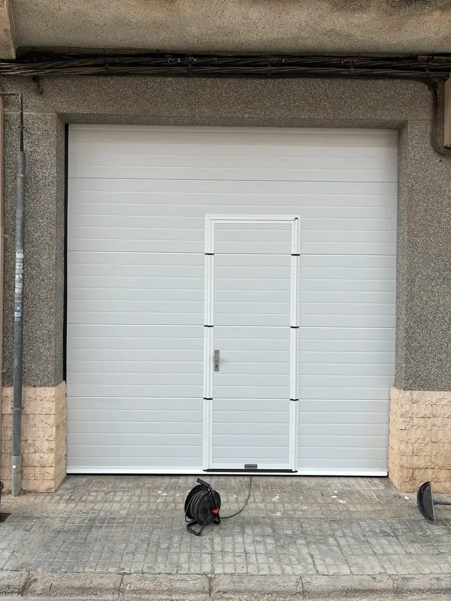 Puerta de garaje seccional con puerta peatonal