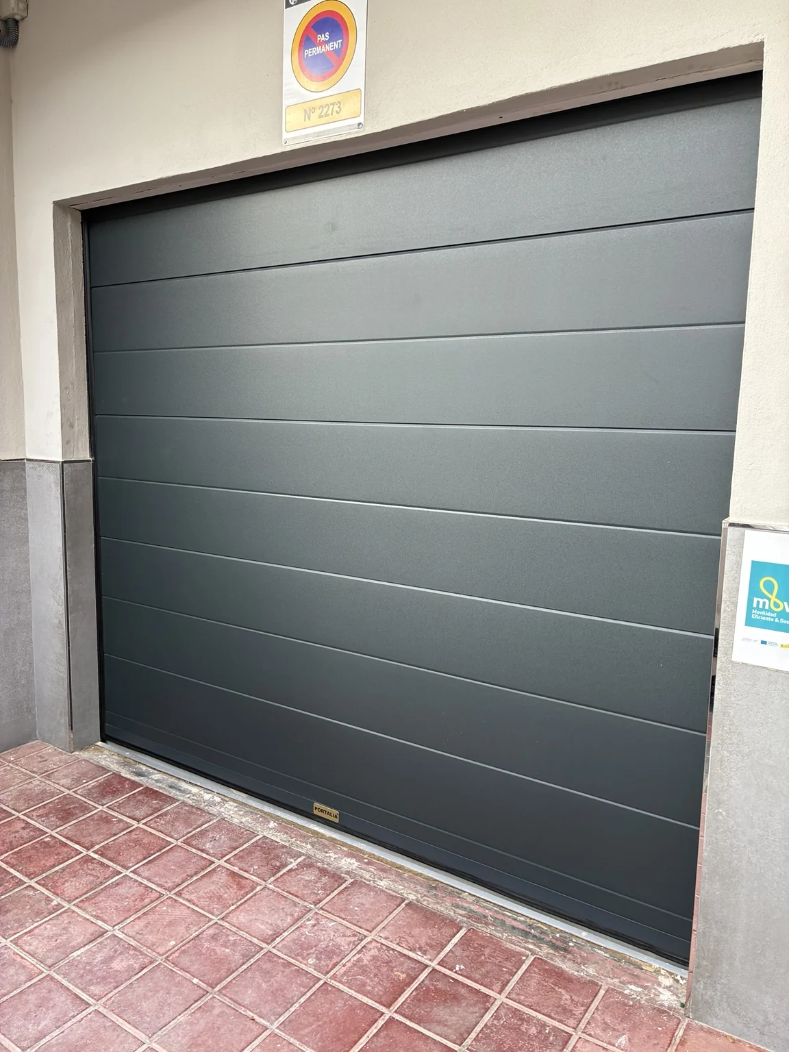 Detalle del acabado gris oscuro y los paneles horizontales de la nueva puerta. Albal