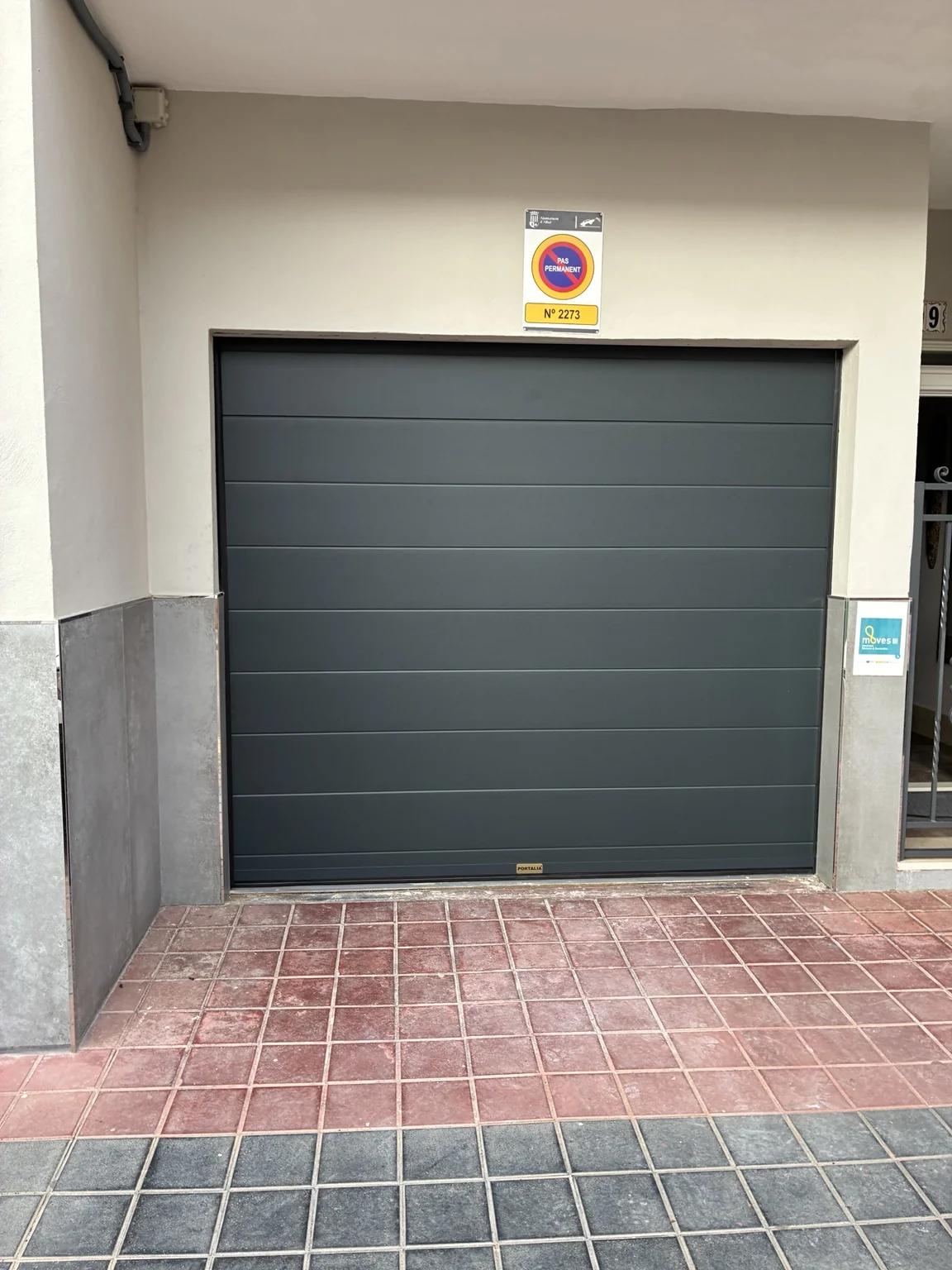 Puerta seccional terminada en Albal, vista desde el exterior.