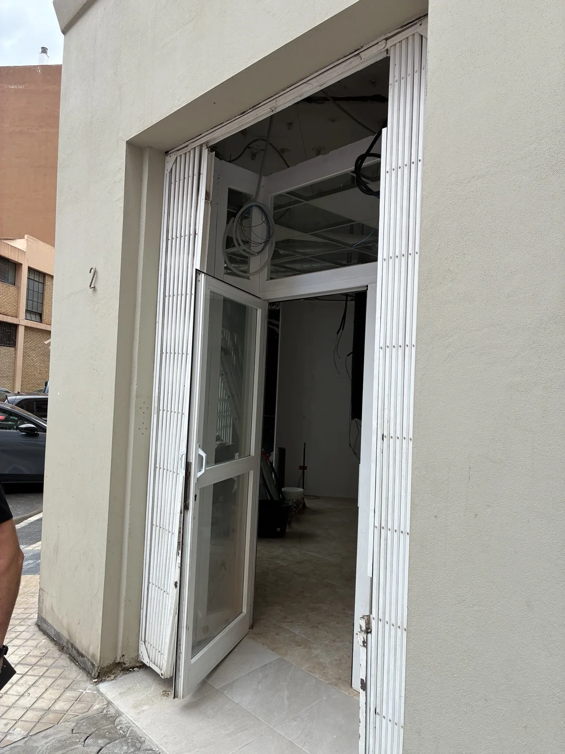 Antes: el local disponía de una reja extensible delante del acceso acristalado. Zona de la avenida del Cid