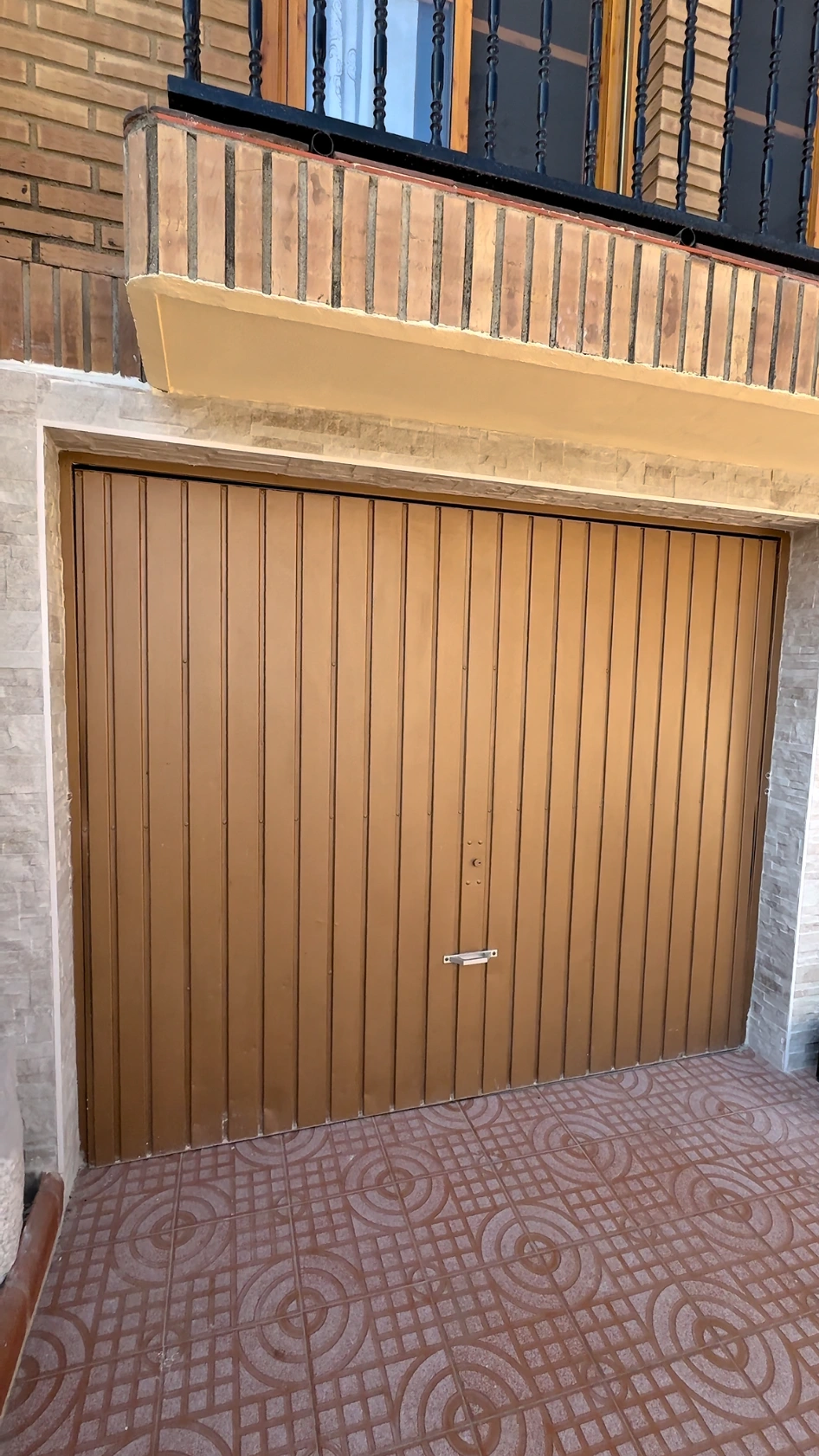 Antes: puerta de garaje antigua con lamas verticales, antes de su sustitución. Beniparrell