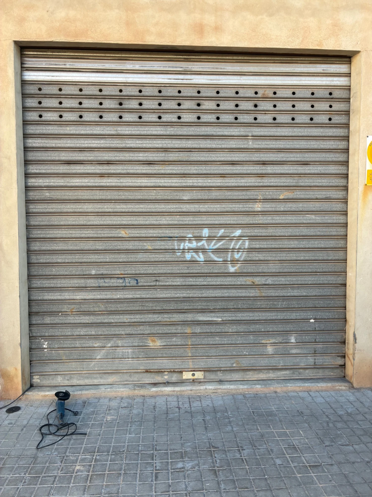 Estado anterior de la puerta enrollable. Bétera