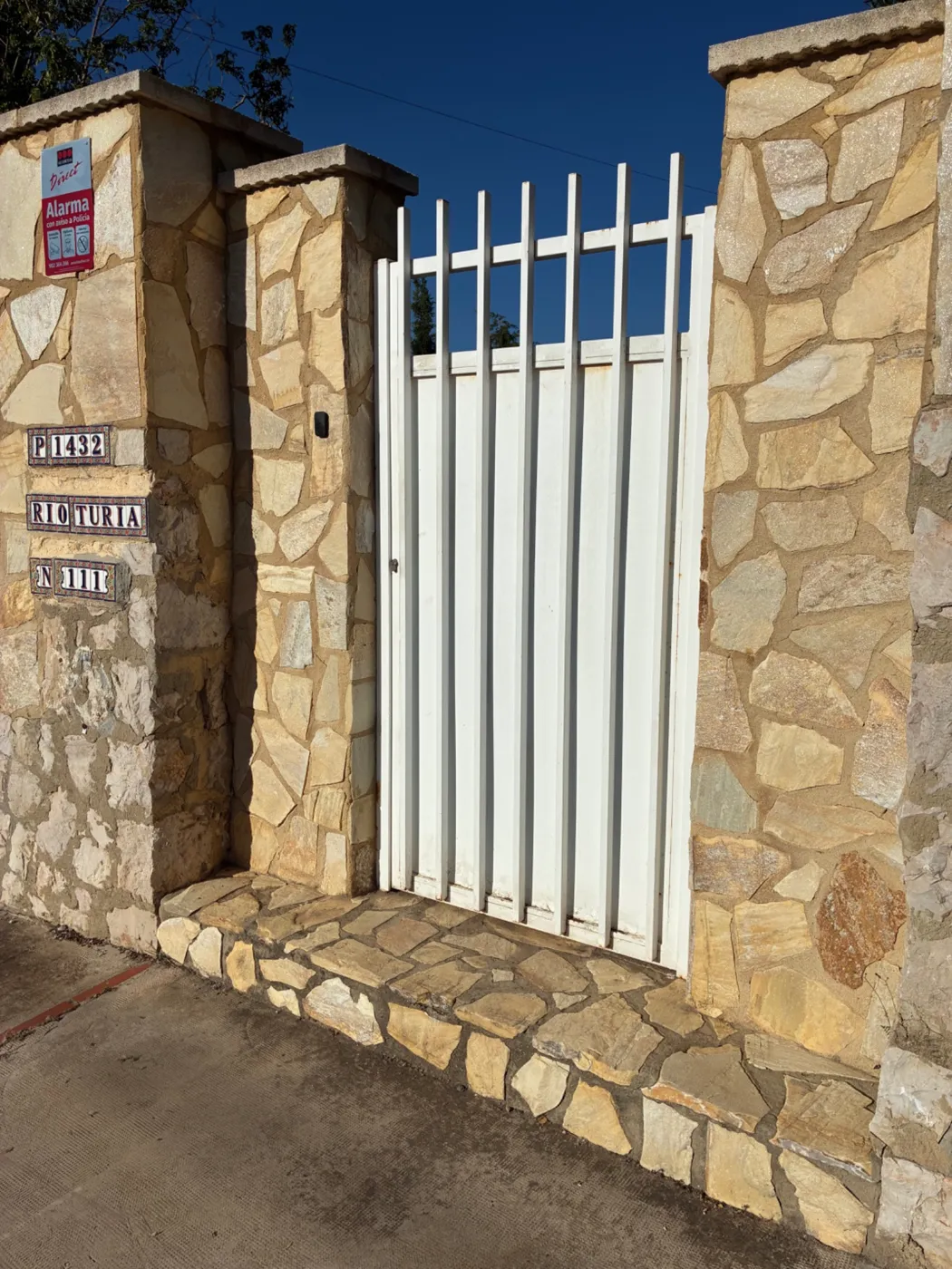 Antes: acceso peatonal de la vivienda. Calicanto · Torrent