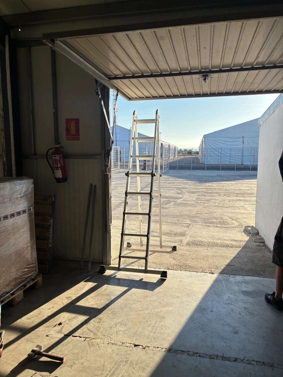 Antes: antigua puerta de hierro abierta, vista desde el interior de la nave. Chiva