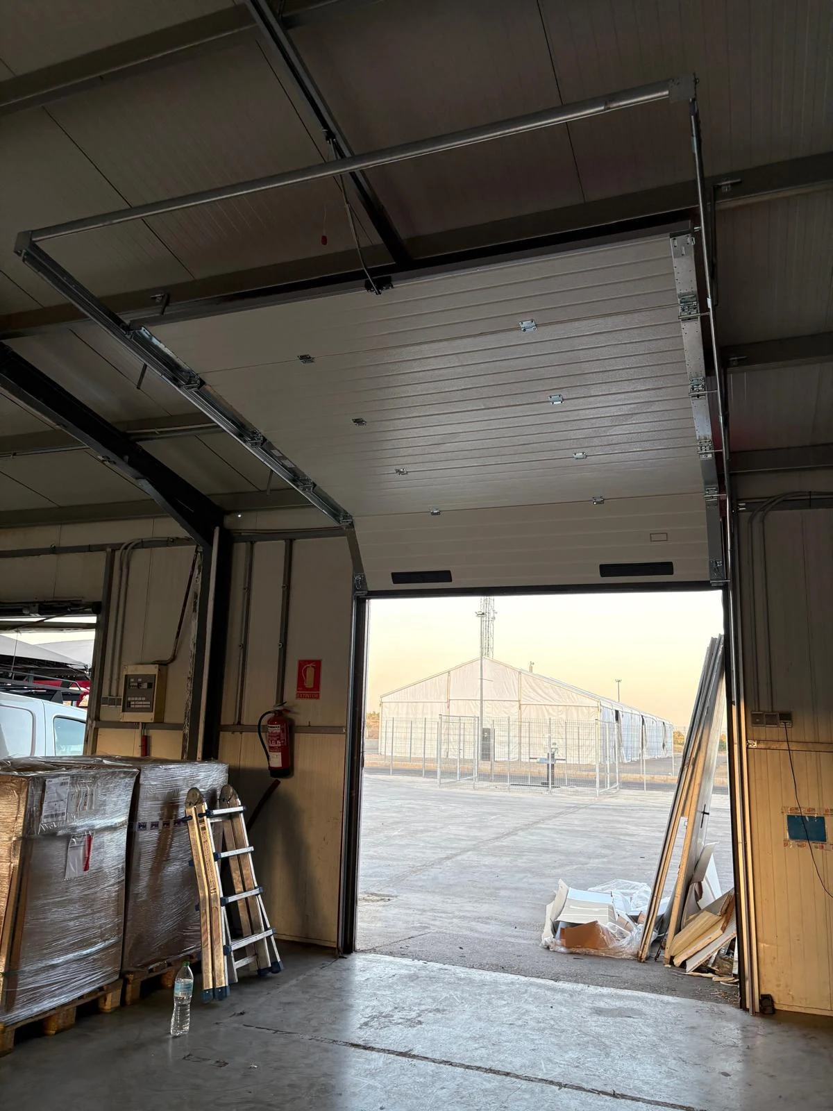 Nueva seccional abierta, recogida bajo el techo de la nave. Chiva