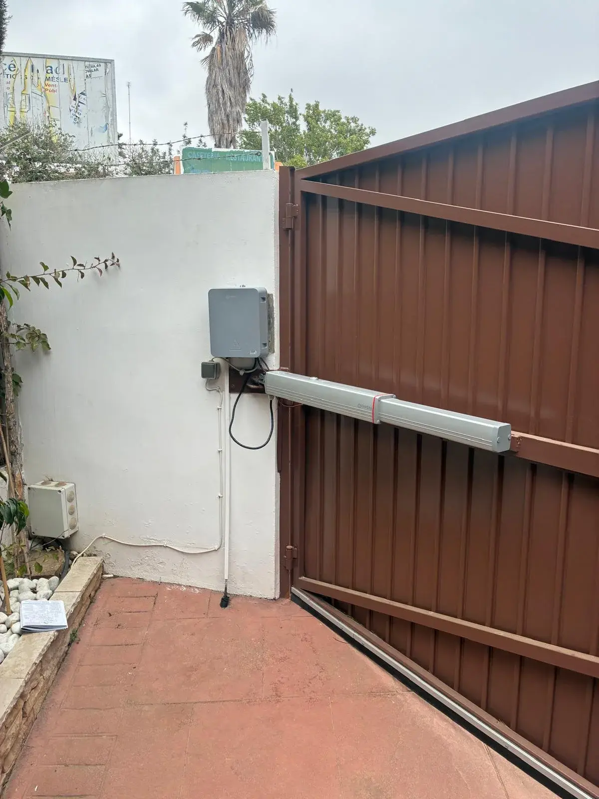 Motor hidráulico Vulcan de RK instalado en una puerta batiente de chalet. Mas Camarena