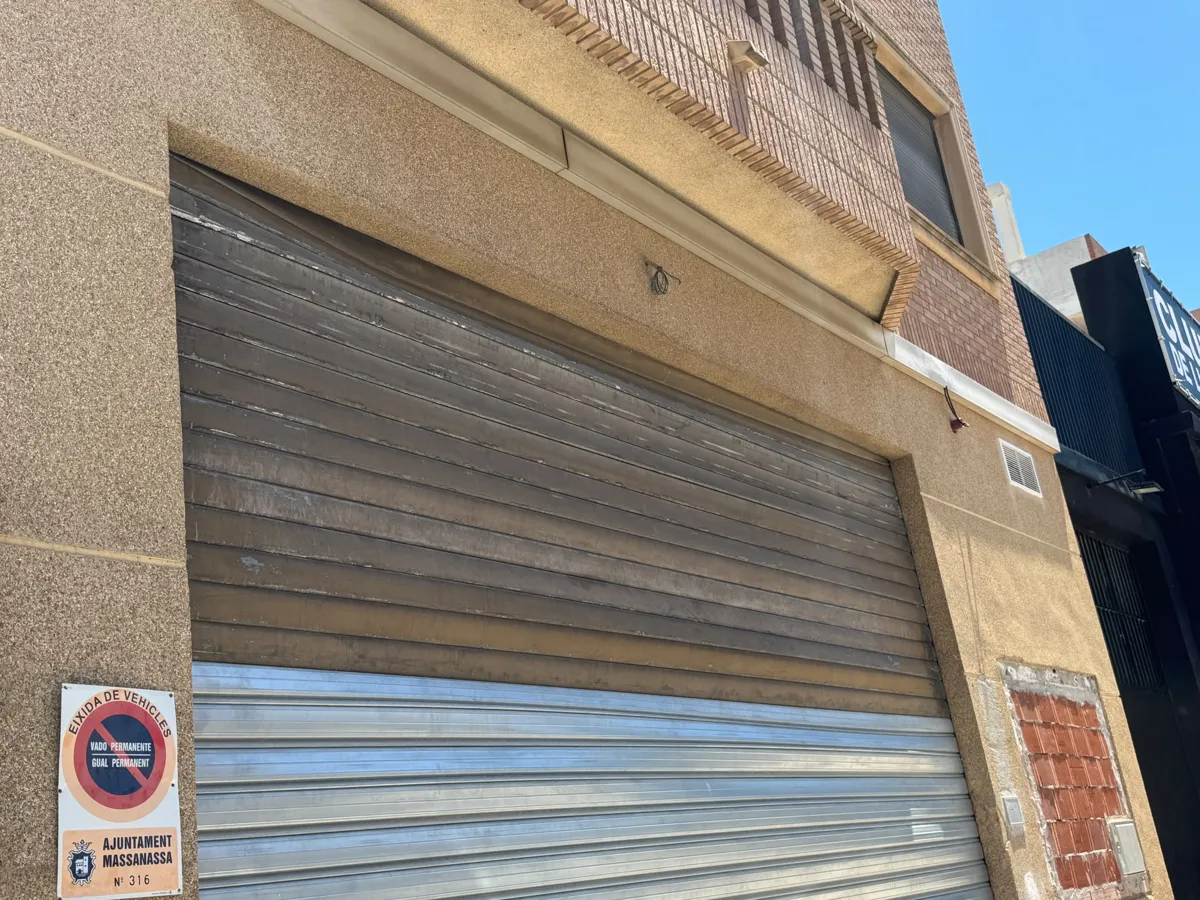Antes: antigua persiana de hierro galvanizado. Massanassa