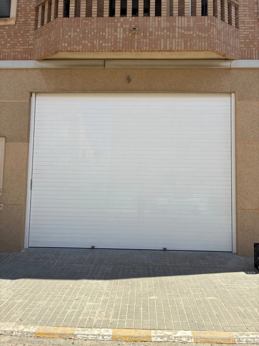 Después: puerta enrollable de aluminio blanca. Massanassa