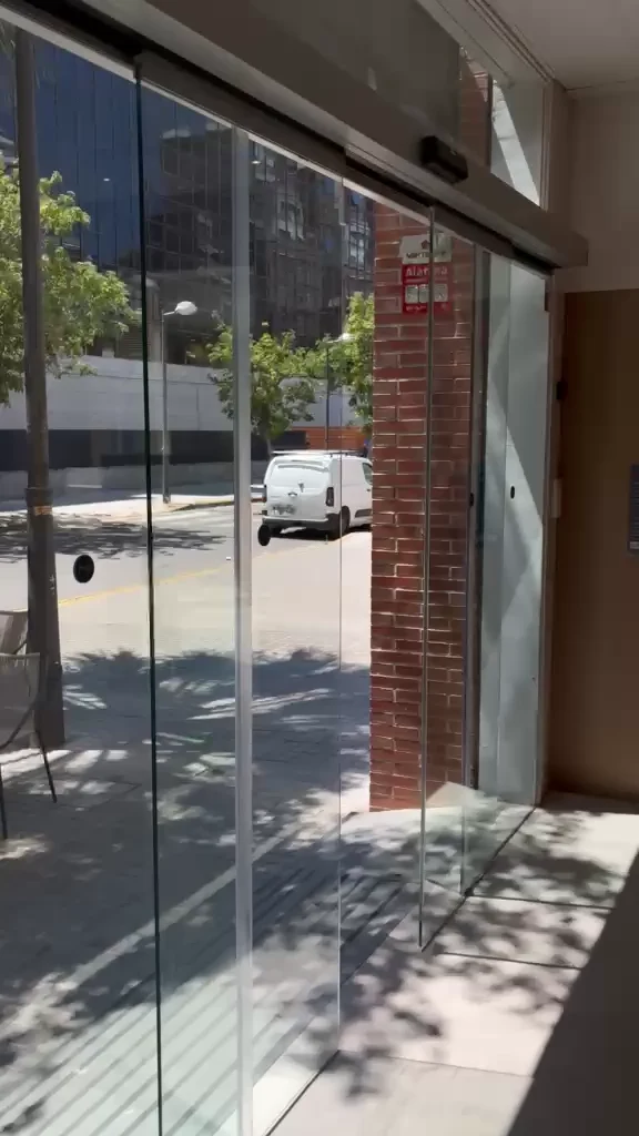 Resultado de la renovación: automatismo Erreka con la tapa colocada y cristales existentes. Valencia · Ciudad de la Justicia